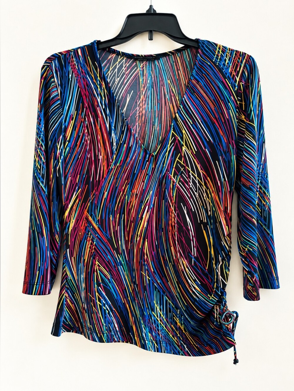BCBG (MaxAzaria) Abstract Fitted V Neck Top With Ruched Hem & Dr…